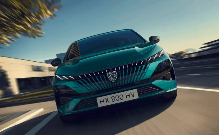 Ilyen még sosem volt! Itt az első Peugeot világító emblémával!