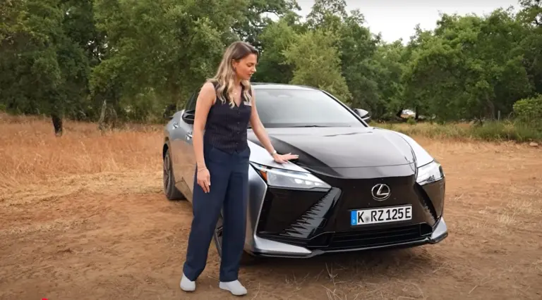 Videó: Ilyen a mechanikus kormányszerkezet nélküli Lexus!