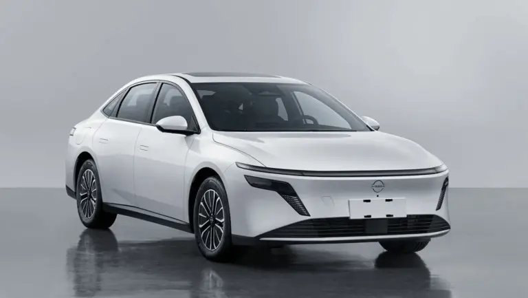 Fotók szivárogtak ki a Nissan új szedánjáról!