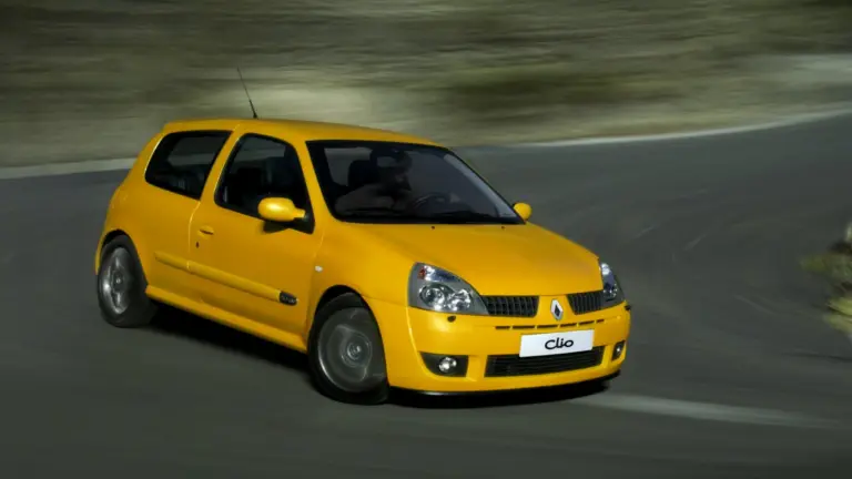 Ilyen a 230 km/h egy öreg Renault Clio volánja mögött: te bevállalnád?