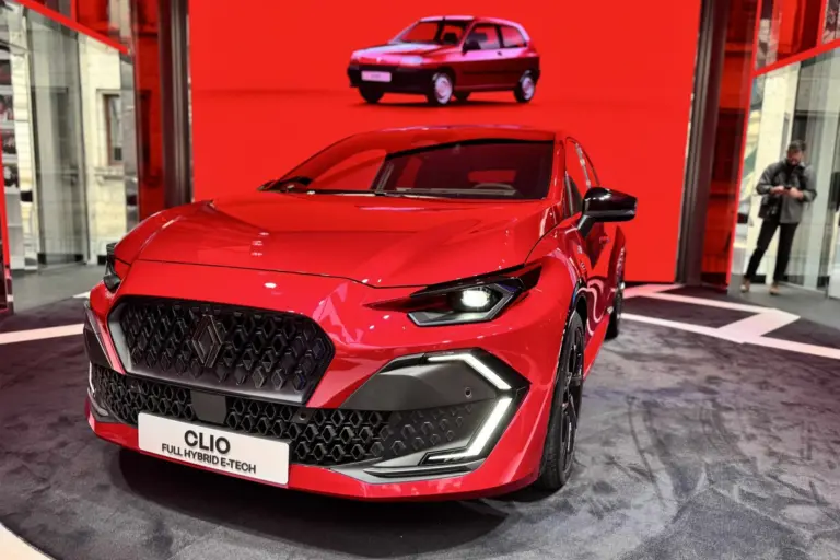 Merész dizájnnal és nagyobb méretekkel mutatkozott be Münchenben az új Renault Clio