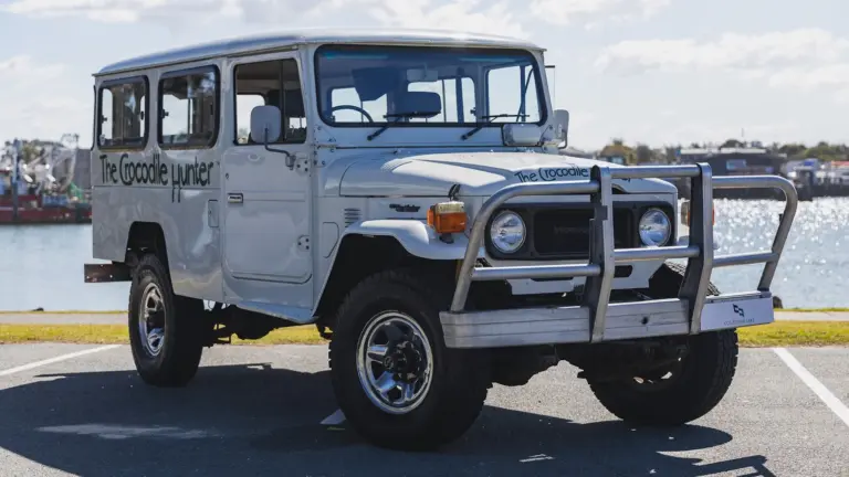 Elárverezték a Krokodilvadász Toyotáját