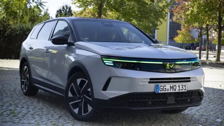 Így kommunikál az önvezető Opel a gyalogosokkal: te megértenéd, hogy mit akar?