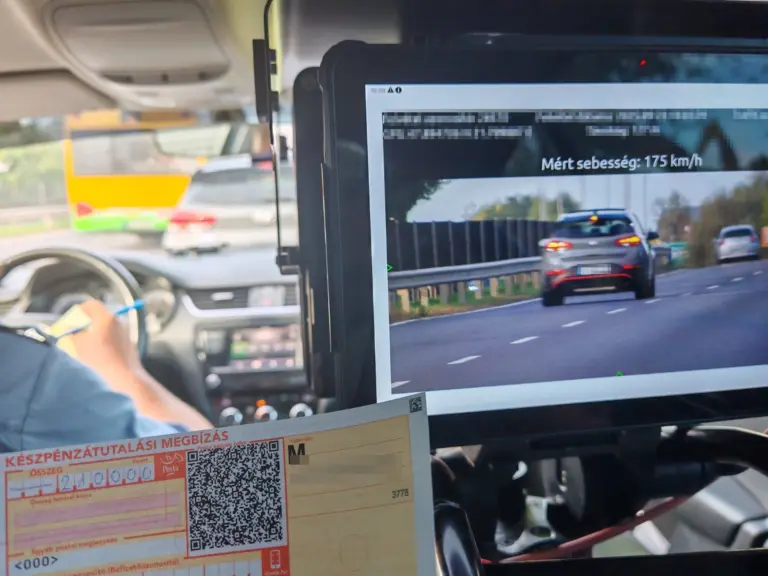 175 km/órával száguldott el a rendőrök előtt: íme a bírság összege!
