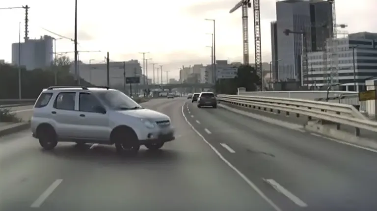 Videó: Forgalommal szemben hajtott fel az Árpád hídra egy Suzuki Ignis!