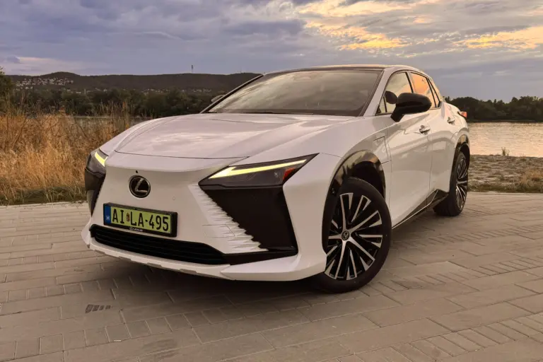 Ilyen a belépő szintű Lexus RZ!