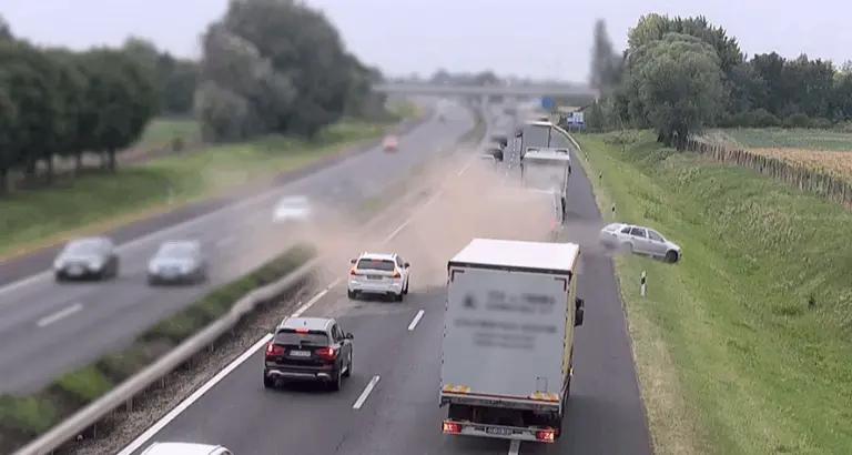 Itt mi volt az elképzelés? Óriási baleset lett a vége egy egyszerű sávváltásnak!