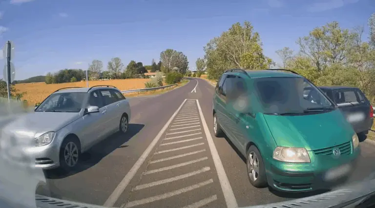 Centiken múlt az óriási baleset! Videón a bravúros mentés!