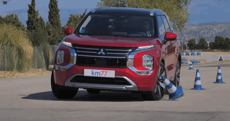 Csúnya vége lett a Mitsubishi Outlander jávorszarvastesztjének!