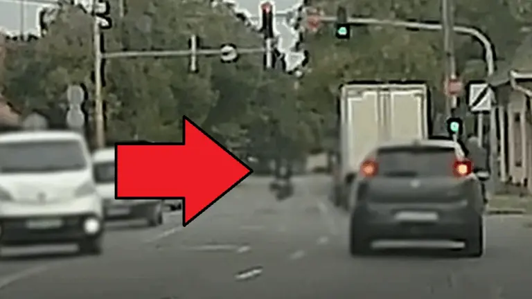 Piroson át, kanyarodósávon előzött: erre viszont nem számított!