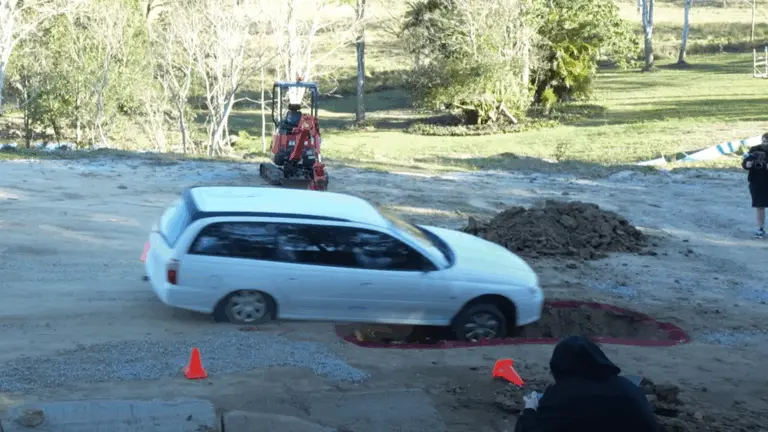 Mégsem rosszak az utak itthon? Kiderült, mekkora kátyú kell egy autó elpusztításához!