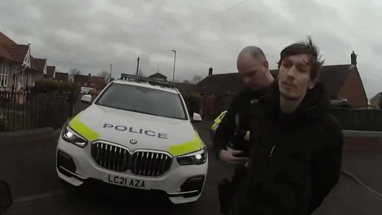 Felvette a saját menetrögzítő kamerájával, ahogy a rendőrök elől menekül, börtön lett a vége