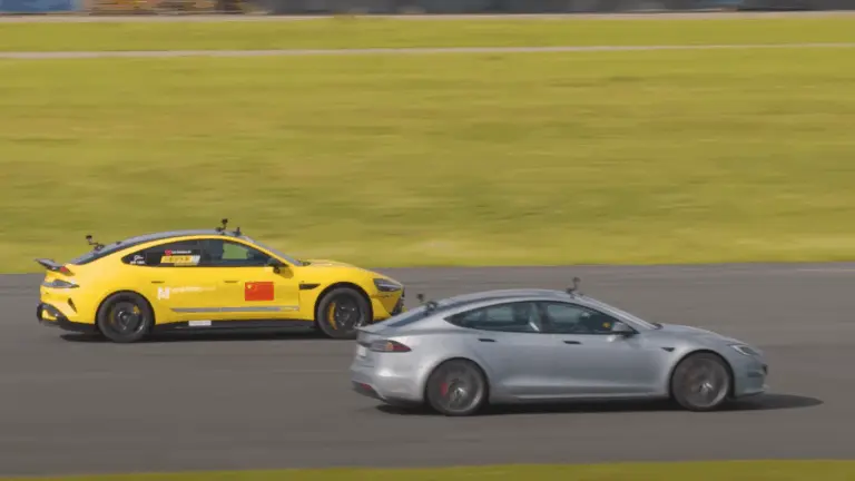 Tényleg feltörli a padlót az 1020 lóerős Tesla az 1548 lóerős, kínai konkurenssel?