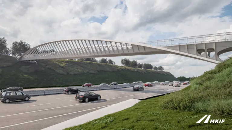 Hétvégén lezárják az M7-es autópályát, helyére emelik az új gyalogos hidat