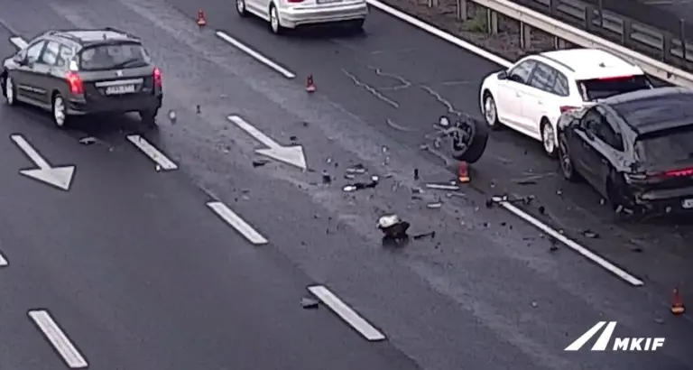 Videó: Agyrém az M1-es autópályán! Szabálytalanul megforduló Skoda, ütközés, kiszakadó kerék!