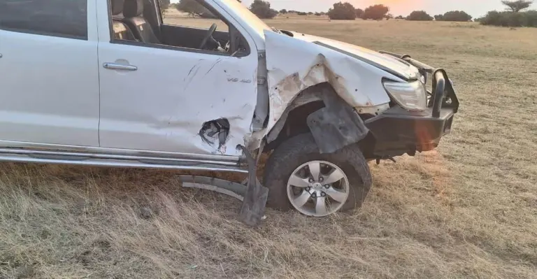 Ez történik, ha egy orrszarvú megharagszik egy Toyota Hiluxra