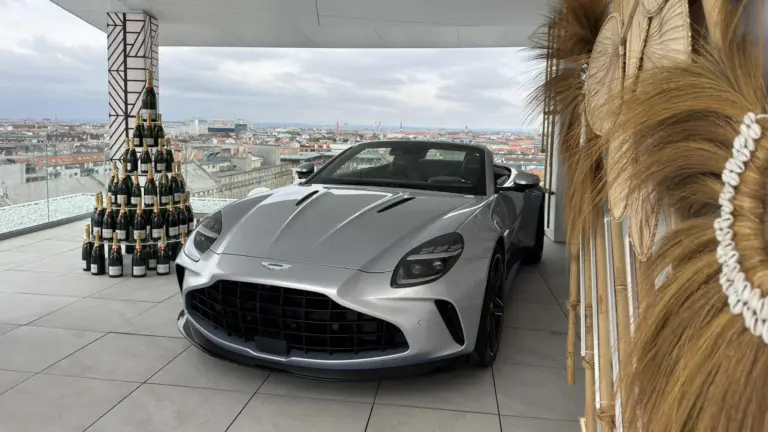 12 emelet magasra emeltek egy Aston Martint Budapest szívében!