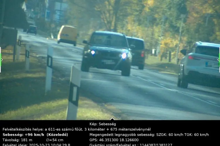 60 helyett 96 km/órával hajtott a BMW-vel, elvették a jogosítványát