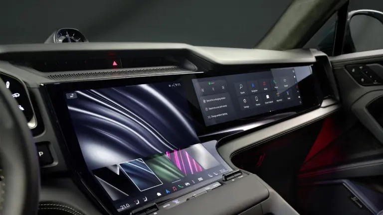 Itt az újabb őrület? Hajlított érintőképernyőt kap ez a német SUV!