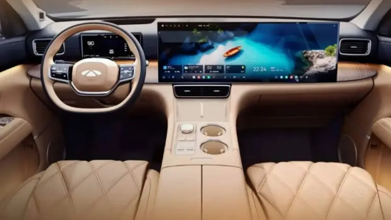 80 centis képernyő és minibár: ilyen is lehet egy olcsó családi járgány