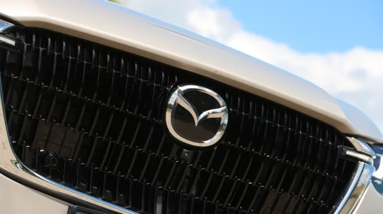 Rejtélyes fotót tett közzé a Mazda, négyajtós kupé rejtőzhet rajta!