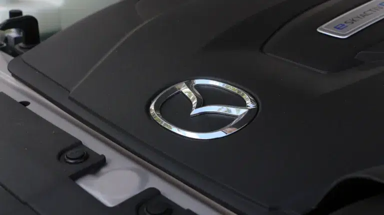 28 év után lecseréli a Mazda a márkajelzését! Íme az új embléma!