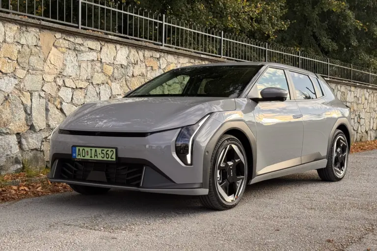 Kompakt villanyautó elérhető áron? Ilyesmi akar lenni a KIA EV4