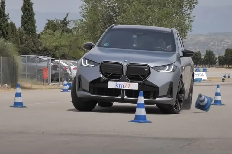 Mi a különbség a benzines és a dízelmotoros BMW X3 jávorszarvastesztje között?