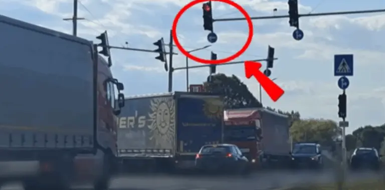 Piroson át fordult a kamion elé, ez lett a vége!