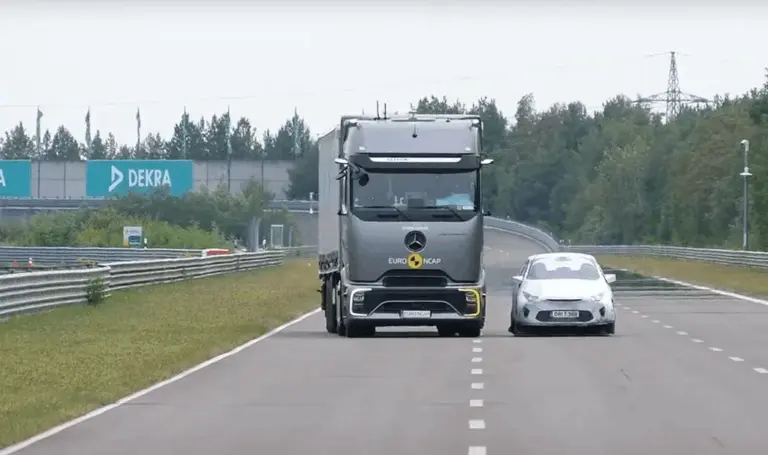 Félsz a kamionoktól? Akkor ezeket a videókat látnod kell!