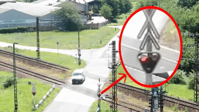 Kiderült, hogy miért kellenek a feleslegesen hosszú pirosak a vasúti átkelőben!