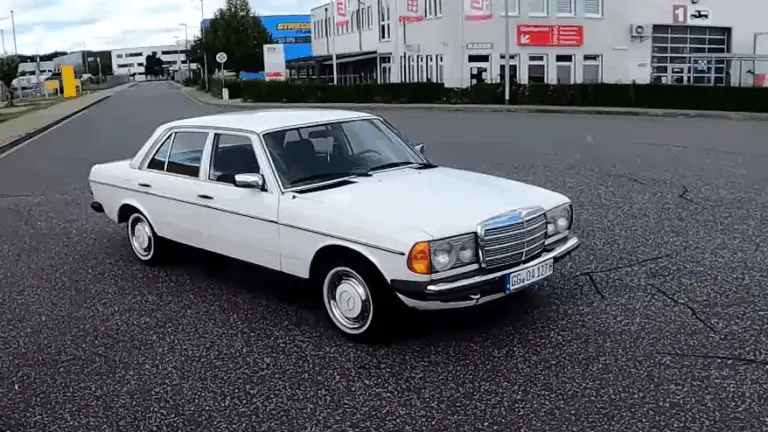 Végsebesség-teszten a Mercedes-Benz, ami még a 130 km/órát sem tudja!