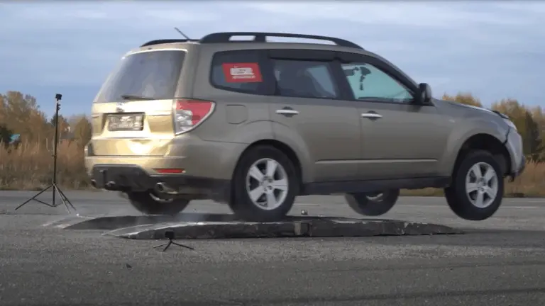 Tényleg tönkreteszi az autódat a sok fekvőrendőr? Videón a válasz!