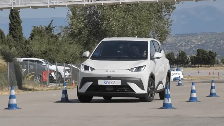 Kicsi, olcsó, kínai: vajon elég biztonságos ez a BYD, ha ki kell kerülni valamit?