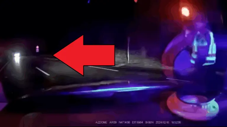 Videó: lassítás nélkül rongyolt bele a helyszínelő rendőrautóba!