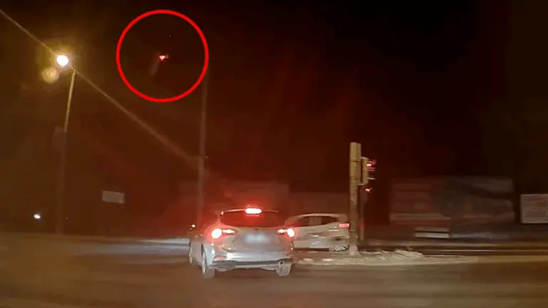 Átszáguldott a piroson a Toyotával: kitalálod, mi érkezett balról?