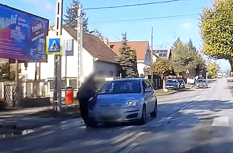 Videó: fékezés nélkül gázolt a zebrán a 67 éves autós!