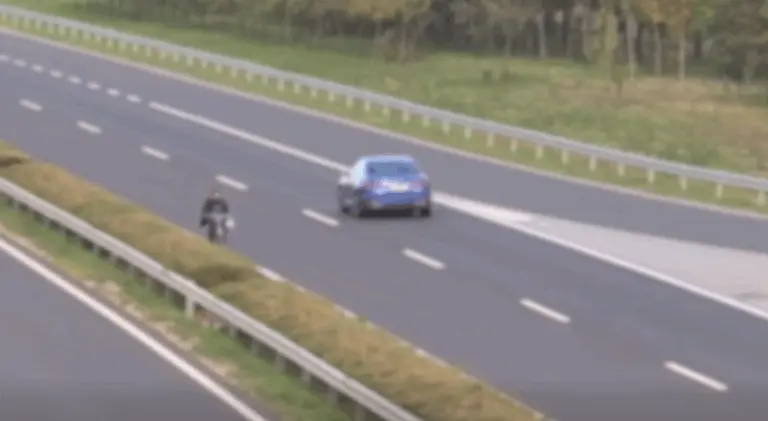 Darwin-díjat neki? Forgalommal szemben biciklizett az M30-as autóúton!