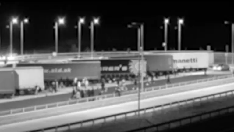 Videó: így rohantak a rendőrök elől az illegális gyorsulási verseny résztvevői