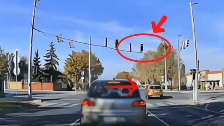 Áthajtott a teli piroson: kitalálod, milyen autó mellett száguldott el?