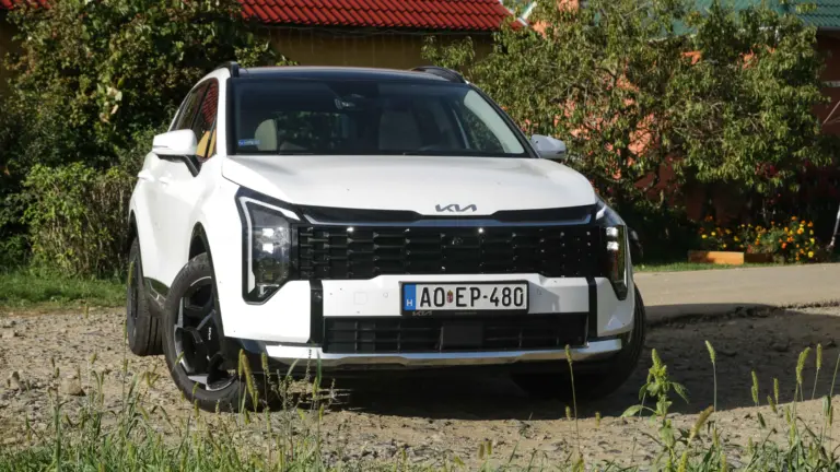 Mi rejlik a modernebb arc mögött? Teszten a frissített Sportage!