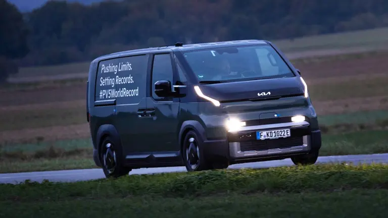 Guinness-világrekordot döntött a Kia! Óriási távot tettek meg a PV5 furgonnal!