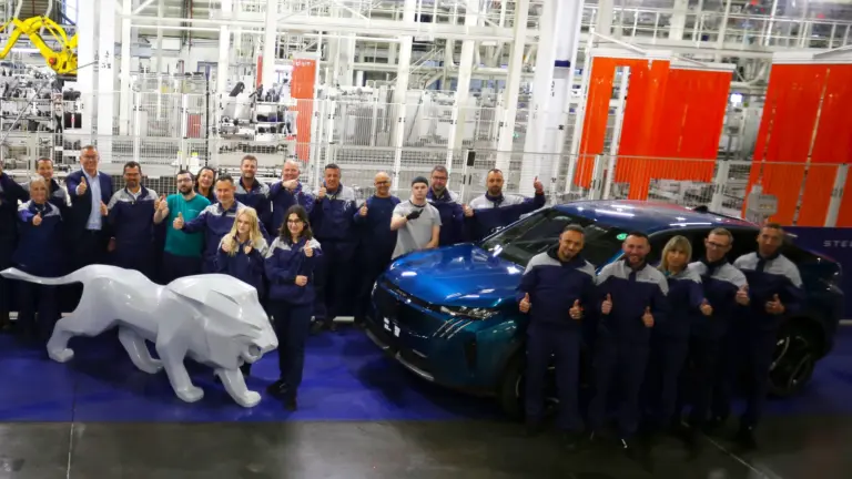 Viszik mint a cukrot az Peugeot 3008-ast! De melyiket, az elektromost, vagy a többit?