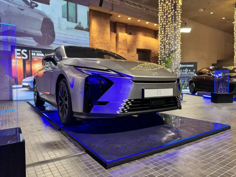 Beárazták itthon a vadiúj Lexus ES-t! Ennyit kérnek érte!