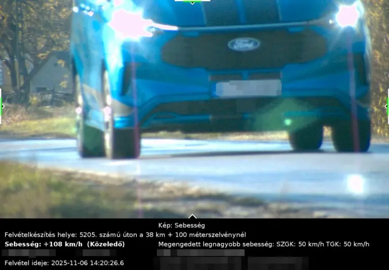 Nagyot ment a versenycsíkos Ford Transit sofőrje, csak épp a traffipax előtt!