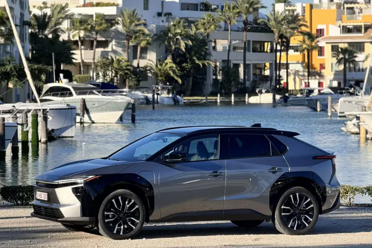 Frissült, de mégis olcsóbb lett a Toyota villanyautója! Akkor hol a trükk?