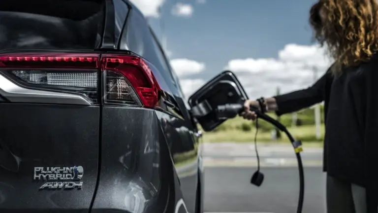 Így tennék kötelezővé a konnektoros hibridek töltését a németek?