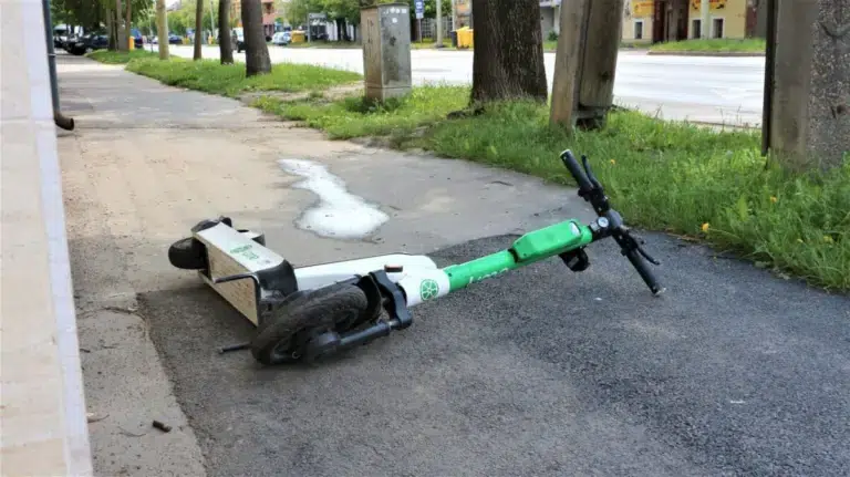 Bajban a villanyrolleresek: újabb magyar város szigorít!