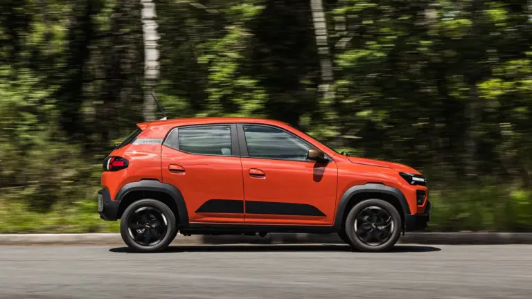 -7 fokban, autópályán hajtották meg a villany-Daciát! Íme az eredmény!