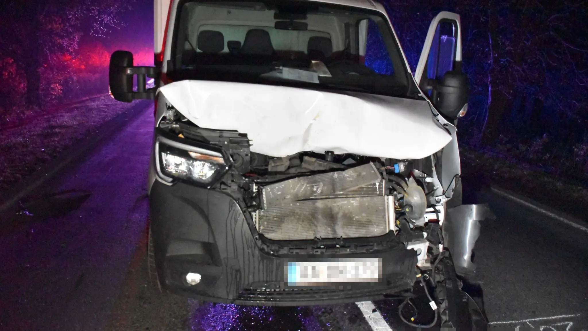 Brutálisan összetört a kisteherautó: kitalálod, mivel ütközött?